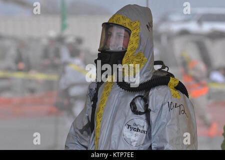 ORISKANY, N.Y.-- près de 600 militaires de la New York, New Jersey et Puerto Rico Garde nationale a mené un exercice de formation à la protection civile de l'État de New York, Centre de formation ici du 28 avril au 2 mai 2014. Les membres de la Garde nationale ici sont une partie de l'équipe d'intervention de la Région II d'origine, qui couvre également les îles Vierges. Les évaluateurs de l'extérieur du Joint Interagency Training and Education Centre de la Virginie de l'Ouest formé le HRF pour leur prochaine évaluation de validation. Les premiers intervenants civils et acteurs spécialement formés ont été amenés pour l'exercice en Banque D'Images