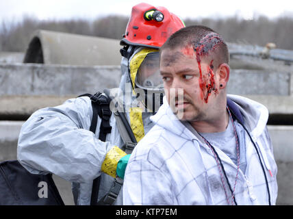 ORISKANY, N.Y.-- près de 600 militaires de la New York, New Jersey et Puerto Rico Garde nationale a mené un exercice de formation à la protection civile de l'État de New York, Centre de formation ici du 28 avril au 2 mai 2014. Les membres de la Garde nationale ici sont une partie de l'équipe d'intervention de la Région II d'origine, qui couvre également les îles Vierges. Les évaluateurs de l'extérieur du Joint Interagency Training and Education Centre de la Virginie de l'Ouest formé le HRF pour leur prochaine évaluation de validation. Les premiers intervenants civils et acteurs spécialement formés ont été amenés pour l'exercice en Banque D'Images