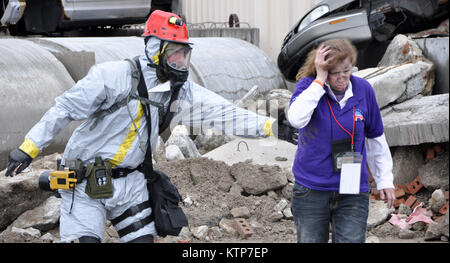 ORISKANY, N.Y.-- près de 600 militaires de la New York, New Jersey et Puerto Rico Garde nationale a mené un exercice de formation à la protection civile de l'État de New York, Centre de formation ici du 28 avril au 2 mai 2014. Les membres de la Garde nationale ici sont une partie de l'équipe d'intervention de la Région II d'origine, qui couvre également les îles Vierges. Les évaluateurs de l'extérieur du Joint Interagency Training and Education Centre de la Virginie de l'Ouest formé le HRF pour leur prochaine évaluation de validation. Les premiers intervenants civils et acteurs spécialement formés ont été amenés pour l'exercice en Banque D'Images