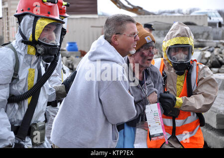 ORISKANY, N.Y.-- près de 600 militaires de la New York, New Jersey et Puerto Rico Garde nationale a mené un exercice de formation à la protection civile de l'État de New York, Centre de formation ici du 28 avril au 2 mai 2014. Les membres de la Garde nationale ici sont une partie de l'équipe d'intervention de la Région II d'origine, qui couvre également les îles Vierges. Les évaluateurs de l'extérieur du Joint Interagency Training and Education Centre de la Virginie de l'Ouest formé le HRF pour leur prochaine évaluation de validation. Les premiers intervenants civils et acteurs spécialement formés ont été amenés pour l'exercice en Banque D'Images