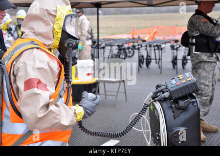 ORISKANY, N.Y.-- près de 600 militaires de la New York, New Jersey et Puerto Rico Garde nationale a mené un exercice de formation à la protection civile de l'État de New York, Centre de formation ici du 28 avril au 2 mai 2014. Les membres de la Garde nationale ici sont une partie de l'équipe d'intervention de la Région II d'origine, qui couvre également les îles Vierges. Les évaluateurs de l'extérieur du Joint Interagency Training and Education Centre de la Virginie de l'Ouest formé le HRF pour leur prochaine évaluation de validation. Les premiers intervenants civils et acteurs spécialement formés ont été amenés pour l'exercice en Banque D'Images