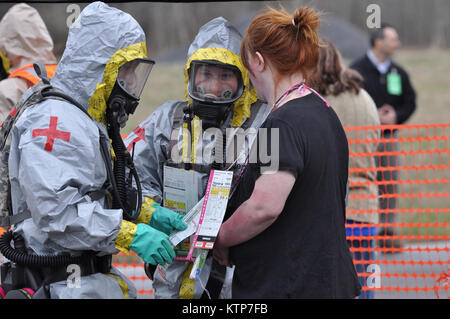 ORISKANY, N.Y.-- près de 600 militaires de la New York, New Jersey et Puerto Rico Garde nationale a mené un exercice de formation à la protection civile de l'État de New York, Centre de formation ici du 28 avril au 2 mai 2014. Les membres de la Garde nationale ici sont une partie de l'équipe d'intervention de la Région II d'origine, qui couvre également les îles Vierges. Les évaluateurs de l'extérieur du Joint Interagency Training and Education Centre de la Virginie de l'Ouest formé le HRF pour leur prochaine évaluation de validation. Les premiers intervenants civils et acteurs spécialement formés ont été amenés pour l'exercice en Banque D'Images