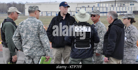 ORISKANY, N.Y.-- près de 600 militaires de la New York, New Jersey et Puerto Rico Garde nationale a mené un exercice de formation à la protection civile de l'État de New York, Centre de formation ici du 28 avril au 2 mai 2014. Les membres de la Garde nationale ici sont une partie de l'équipe d'intervention de la Région II d'origine, qui couvre également les îles Vierges. Les évaluateurs de l'extérieur du Joint Interagency Training and Education Centre de la Virginie de l'Ouest formé le HRF pour leur prochaine évaluation de validation. Les premiers intervenants civils et acteurs spécialement formés ont été amenés pour l'exercice en Banque D'Images