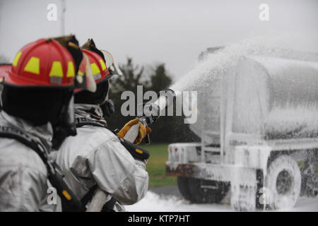 York-Members YAPHANK, nouveau Sauvetage de la 106e Escadre de pompiers, d'aiguiser leurs compétences de l'incendie à l'École de pompiers dans le comté de Suffolk Yaphank, N.Y., avec des exercices d'incendie en direct le 9 mai 2014. (New York Air Natiional Guard/ Sergent Technique Monica Dalberg/ realeased) Banque D'Images