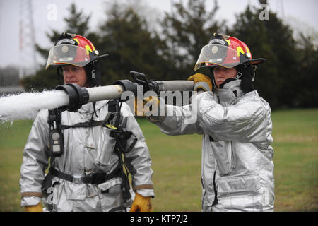 York-Members YAPHANK, nouveau Sauvetage de la 106e Escadre de pompiers, d'aiguiser leurs compétences de l'incendie à l'École de pompiers dans le comté de Suffolk Yaphank, N.Y., avec des exercices d'incendie en direct le 9 mai 2014. (New York Air Natiional Guard/ Sergent Technique Monica Dalberg/ realeased) Banque D'Images