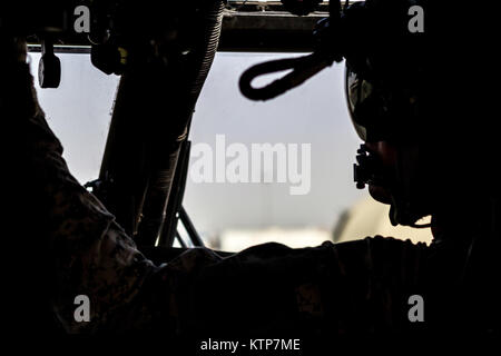 Les soldats de la Compagnie C, 1er Bataillon, 214e Air Ambulance (EVASAN), maintenant avec la 42e Brigade d'aviation de combat, procéder à une simulation d'un exercice de récupération du personnel tout avion le 14 mai 2014, dans le golfe Arabo-Persique. L'évacuation sanitaire est déployée au Koweït dans le cadre de l'opération Enduring Freedom, et effectue des missions opérationnelles et des exercices dans la région. (New York) La Garde nationale de l'armée photo par le Sgt. Harley Jelis/libérés) Banque D'Images