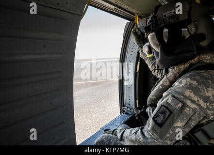 Les soldats de la Compagnie C, 1er Bataillon, 214e Air Ambulance (EVASAN), maintenant avec la 42e Brigade d'aviation de combat, procéder à une simulation d'un exercice de récupération du personnel tout avion le 14 mai 2014, dans le golfe Arabo-Persique. L'évacuation sanitaire est déployée au Koweït dans le cadre de l'opération Enduring Freedom, et effectue des missions opérationnelles et des exercices dans la région. (New York) La Garde nationale de l'armée photo par le Sgt. Harley Jelis/libérés) Banque D'Images