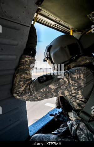 Les soldats de la Compagnie C, 1er Bataillon, 214e Air Ambulance (EVASAN), maintenant avec la 42e Brigade d'aviation de combat, procéder à une simulation d'un exercice de récupération du personnel tout avion le 14 mai 2014, dans le golfe Arabo-Persique. L'évacuation sanitaire est déployée au Koweït dans le cadre de l'opération Enduring Freedom, et effectue des missions opérationnelles et des exercices dans la région. (New York) La Garde nationale de l'armée photo par le Sgt. Harley Jelis/libérés) Banque D'Images