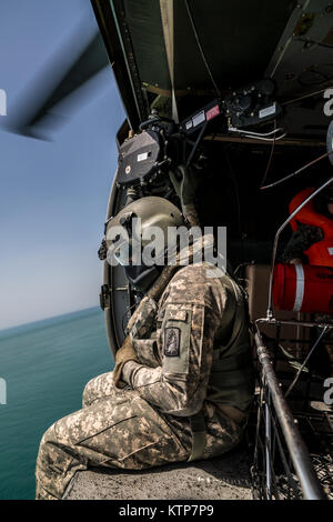 Les soldats de la Compagnie C, 1er Bataillon, 214e Air Ambulance (EVASAN), maintenant avec la 42e Brigade d'aviation de combat, procéder à une simulation d'un exercice de récupération du personnel tout avion le 14 mai 2014, dans le golfe Arabo-Persique. L'évacuation sanitaire est déployée au Koweït dans le cadre de l'opération Enduring Freedom, et effectue des missions opérationnelles et des exercices dans la région. (New York) La Garde nationale de l'armée photo par le Sgt. Harley Jelis/libérés) Banque D'Images