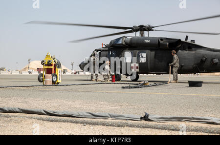 Les soldats de la Compagnie C, 1er Bataillon, 214e Air Ambulance (EVASAN), maintenant avec la 42e Brigade d'aviation de combat, procéder à une simulation d'un exercice de récupération du personnel tout avion le 14 mai 2014, dans le golfe Arabo-Persique. L'évacuation sanitaire est déployée au Koweït dans le cadre de l'opération Enduring Freedom, et effectue des missions opérationnelles et des exercices dans la région. (New York) La Garde nationale de l'armée photo par le Sgt. Harley Jelis/libérés) Banque D'Images