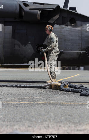 Les soldats de la Compagnie C, 1er Bataillon, 214e Air Ambulance (EVASAN), maintenant avec la 42e Brigade d'aviation de combat, procéder à une simulation d'un exercice de récupération du personnel tout avion le 14 mai 2014, dans le golfe Arabo-Persique. L'évacuation sanitaire est déployée au Koweït dans le cadre de l'opération Enduring Freedom, et effectue des missions opérationnelles et des exercices dans la région. (New York) La Garde nationale de l'armée photo par le Sgt. Harley Jelis/libérés) Banque D'Images