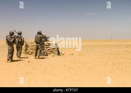 Les soldats de la 642e Bataillon de soutien à l'Aviation (ASB), 42e Brigade d'aviation de combat, de la conduite d'un feu de l'AU-4 antichar le 19 mai 2014, près du Camp Buehring, le Koweït. La 642e ASB, New York, la Garde nationale est actuellement en déploiement au Koweït, dans le cadre de l'opération Enduring Freedom. Sur le déploiement du bataillon a été en mesure de former ses soldats sur chacun des systèmes d'armes, y compris le lance-grenade MK-19 et M2 mitrailleuse de calibre .50. (New York) La Garde nationale de l'armée photo par le Sgt. Harley Jelis/libérés) Banque D'Images