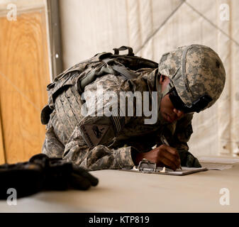 Les soldats de la 42e Brigade d'aviation de combat (CAB) aider à exécuter la tâche de guerrier pour l'armée des stations de commande centrale le soldat de l'année et le sous-officier de l'année conseils scolaires le 20 mai 2014, au Camp Buehring, le Koweït. La 42e CABINE, composé d'unités de la Garde Nationale de New York, du Michigan, et le Delaware, et unités de service actif à partir de la 12e de l'Allemagne, la cabine est actuellement en déploiement au Koweït, dans le cadre de l'opération Enduring Freedom. (New York) La Garde nationale de l'armée photo par le Sgt. Harley Jelis/libérés) Banque D'Images