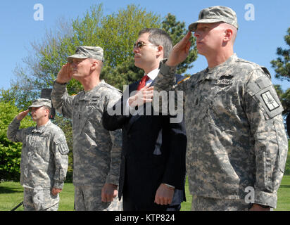 LATHAM, NY -- New York, aumônier de la Garde nationale (1er lieutenant) Frank Houghtaling (extrême gauche), le Général Patrick Murphy, l'adjudant général de l'État de New York (milieu gauche), Thomas Abt, le sous-secrétaire d'État à la sécurité publique (au milieu à droite) et commande le Sgt. Le Major Frank Wicks, le New York de sergent-major de commandement de la Garde nationale (extrême droite) honneur nord est tombé dans une cérémonie tenue à jour commémoratif de la New York State Division des affaires militaires et navales ici mai, 20, 2014. Plus de 200 personnes ont assisté à l'événement, qui comprenait des discours de Murphy, Abt et mèches, ainsi qu'un clairon jouant Banque D'Images