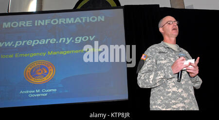 PLATTSBURGH, N.Y. -- New York Army National Guard 1er Sgt. Brian Bennett coordonne les questions et réponses, partie de New York Andrew Cuomo Citoyen du Corps de la Protection civile Programme de formation à l'Université d'État de New York à Plattsburgh ici le 14 juin 2014. Les troupes de la Garde Nationale de New York et d'urgence en cas de catastrophe a donné une formation pour environ 95 personnes qui ont assisté à l'événement. Le programme est conçu pour donner aux citoyens les connaissances et les outils pour se préparer aux urgences et catastrophes, réagir en conséquence, et de récupérer le plus rapidement possible à des conditions pré-catastrophe. La Garde Nationale de New York tro Banque D'Images