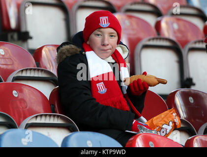 Stoke City fans dans les peuplements avant le premier match de championnat à la John Smith's Stadium, Huddersfield. Banque D'Images