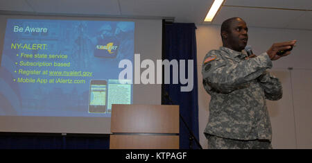 NEW YORK CITY -- New York le capitaine de la Garde nationale de l'Armée Rose Glenford enseigne une classe de préparation aux situations d'urgence au cours d'une session de New York Andrew Cuomo Citoyen du Corps de la Protection civile Programme de formation à l'École internationale des Nations Unies ici, le 12 août 2014. Les troupes de la Garde Nationale de New York et d'urgence en cas de catastrophe a donné de la formation à environ 300 personnes qui ont assisté à l'événement. Le programme est conçu pour donner aux citoyens les connaissances et les outils pour se préparer aux urgences et catastrophes, réagir en conséquence, et de récupérer le plus rapidement possible à des conditions pré-catastrophe. La Garde Nationale de New York troo Banque D'Images