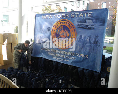 STONY BROOK, New York- membres de la 106e Escadre aide de sauvetage avec l'enregistrement et la distribution de matériel de protection civile en cas de catastrophe . Le 20 septembre un jour que s'est tenue à l'université Stony Brook. La conférence comprenait des renseignements sur la façon dont les civils peuvent préparer eux-mêmes et leurs familles pour les catastrophes naturelles et d'aider à atténuer les situations d'urgence menaçant la vie lors de l'attente pour les autorités d'arriver. Des conférences s'est terminée par un certificat et livre des sacs de matériel de premiers soins d'être donné à chaque membre qui y ont participé. C'était une initiative à l'échelle de l'état de New York par le bureau du Gouverneur pour t Banque D'Images