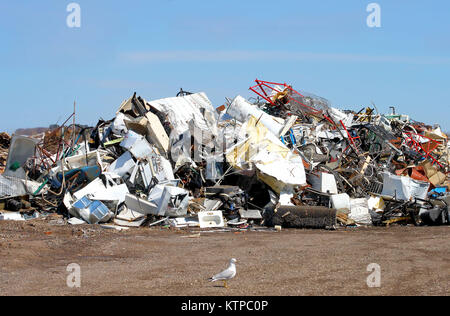 Les déchets empilés à une décharge en plein air - parc à ferrailles Banque D'Images