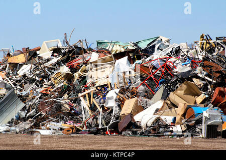 Les déchets empilés à une décharge en plein air - parc à ferrailles Banque D'Images