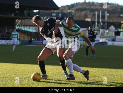 Scott Brown du Celtic et Dundee's Jack Hendry bataille pour la balle durant le Scottish Premiership match à Dens Park, Dundee. Banque D'Images