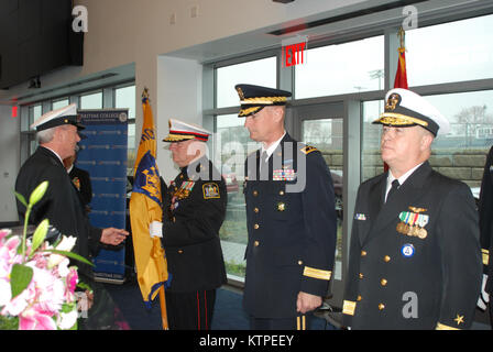 Milice navale de New York le Major-général Robert Wolf, le commandant sortant de la Milice navale se prépare à transférer les organisations des couleurs à la nouveau commandant, le Contre-amiral Ten Eyck "Voyage" Powell ( à droite) au cours de cérémonies de passation de commandement, le samedi 6 décembre à l'Université d'État de New York Maritime College dans le Bronx. L'adjudant général de New York, le Général Patrick Murphy (centre) a accepté les couleurs et les a transférés vers le nouveau commandant. (Division des affaires militaires et navales photo par Eric Durr/libérés) Banque D'Images