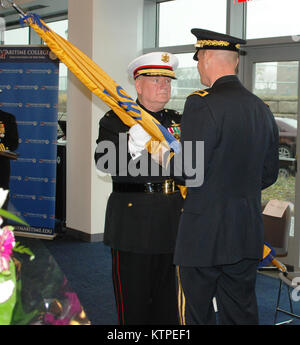 Milice navale de New York le Major-général Robert Wolf, le commandant sortant de la Milice navale t transferts les organisations de couleurs pour le Général Patrick Murphy, l'adjudant général de New York, pour être remis au nouveau commandant, le Contre-amiral Ten Eyck "Voyage" Powell ( à droite) au cours de cérémonies de passation de commandement, le samedi 6 décembre à l'Université d'État de New York Maritime College dans le Bronx.(Division des affaires militaires et navales photo par Eric Durr/libérés) Banque D'Images