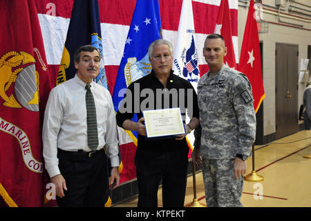 LATHAM- Lance Ingmire, ancien président des Amis du Musée militaire de l'État de New York est reconnu par le Général Patrick Murphy, l'adjudant général de New York, et M. Mike Friess, Adjoint spécial, État à la Division des affaires militaires et navales au cours des cérémonies d'anniversaire de la Garde nationale au siège de DMNA ici le lundi, le 15 décembre.Ingmar a reçu la citation pour les efforts de lui-même et son groupe afin de recueillir des fonds qui ont aidé à la New York State Military Museum créer une guerre civile permanente exposition. (U.S. La Garde nationale de l'Armée Photo par le Sgt. 1re classe Steven Petibone/Rele Banque D'Images