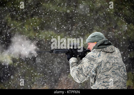 WESTHAMPTON, NY - New York Air National Guard Technical Sergent Paul Clementi, un membre de la 106e escadre Escadron de sauvetage des Forces de sécurité incendies la carabine M4 au cours de la formation à la police dans le comté de Suffolk, N.Y. Gamme Westhampton Février 5th, 2015. (New York Air National Guard / Le sergent Christopher S Muncy / relâché) Banque D'Images