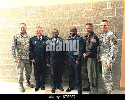 Le sud-africain Gen.Wiseman Simo Mbambo centre, et d'autres membres de la Force de défense nationale sud-africaine posent avec avec New York Air National Guard Le Colonel Timothy LaBarge, commandant de la 105e Escadre de transport aérien Col Timothy J. LaBarge, ( à gauche) et le Général Patrick Murphy, l'adjudant général de New York (à droite) le lundi 2 mars 2015. Mbomba a visité la base de la Garde nationale aérienne Stewart dans le cadre de la Force de défense nationale sud-africaine de l'état du programme de partenariat avec le New York Garde Nationale. (U.S. La Garde nationale de l'armée photo par le Major Mark Frank/ libéré) Banque D'Images