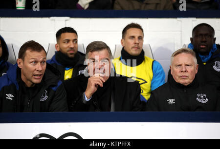 Gestionnaire d'Everton Sam Allardyce (centre) avec Duncan Ferguson (à gauche) et Sammy Lee (à droite) au cours de la Premier League match à The Hawthorns, West Bromwich. Banque D'Images