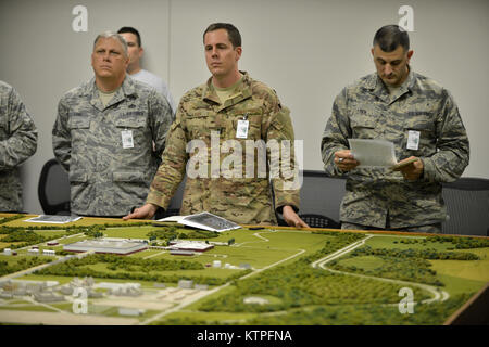 PERRY, GA - Le Capitaine Matthew T. Lasek, un EC-130J avec le pilote 193e Escadron d'opérations spéciales du Canada procède à la mission de l'équipe bref au cours de la première d'un exercice de trois jours à l'échelle mondiale pour la formation au déploiement de Dragon gardien du centre de la Géorgie le 13 mars 2015. L'offre d'essai d'un cours de perfectionnement pour les aviateurs, leur permettant de mettre leurs compétences à utiliser pour identifier les armes chimiques, biologiques, radiologiques et nucléaires. La gestion des urgences de la Garde nationale aérienne techniciens provenant de plus de 20 unités ont participé. Le capitaine Lasek est le directeur d'un centre des opérations d'urgence Banque D'Images