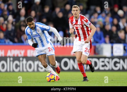 Huddersfield Town's Steve Mounie (à gauche) et Darren Fletcher de Stoke City bataille pour la balle durant le premier match de championnat à la John Smith's Stadium, Huddersfield. Banque D'Images