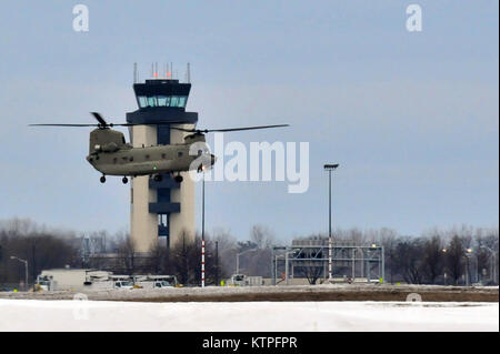 SYRACUSE, NY - Deux hélicoptères CH-47 Chinook de l'entreprise B, 3e Bataillon, 126e situés à Rochester, New York Terrain à Hancock Field Air National Guard Base sur Mars 14, 2015. 30 aviateurs du 274e Escadron d'opérations d'appui aérien (ASOS), basé à Hancock Field et l'équipage de deux CH-47F Chinook de la société B, 3e bataillon du 126e, basé à l'aviation de l'aviation de l'armée et de soutien à l'Aéroport International de Rochester sont entraînés ensemble pour la première fois. La formation portait sur la Finale de l'attaque conjointe (ou contrôleur JTAC) aviateurs de la 274e ASOS effectuer CH-47 heli Banque D'Images