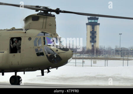 SYRACUSE, NY - Deux hélicoptères CH-47 Chinook de l'entreprise B, 3e Bataillon, 126e situés à Rochester, New York Terrain à Hancock Field Air National Guard Base sur Mars 14, 2015. 30 aviateurs du 274e Escadron d'opérations d'appui aérien (ASOS), basé à Hancock Field et l'équipage de deux CH-47F Chinook de la société B, 3e bataillon du 126e, basé à l'aviation de l'aviation de l'armée et de soutien à l'Aéroport International de Rochester sont entraînés ensemble pour la première fois. La formation portait sur la Finale de l'attaque conjointe (ou contrôleur JTAC) aviateurs de la 274e ASOS effectuer CH-47 heli Banque D'Images