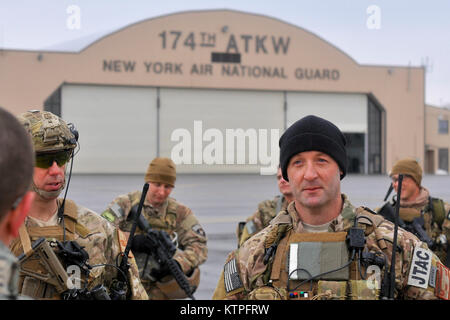 SYRACUSE, NY- membres du 274e Escadron d'opérations d'appui aérien (ASOS) situé sur Hancock Field Air National Guard Base préparer pour la formation le 14 mars 2015. Le sergent-chef. DiCrasto Patrick, à gauche, et le sergent technique. Jason Farrand sont informés par les membres d'un hélicoptère CH-47 Chinook de l'équipage. 30 aviateurs du 274e Escadron d'opérations d'appui aérien (ASOS), basé à Hancock Field et l'équipage de deux CH-47F Chinook de la société B, 3e bataillon du 126e, basé à l'aviation de l'aviation de l'armée et de soutien à l'Aéroport International de Rochester sont entraînés ensemble pour la première fois. Le train Banque D'Images