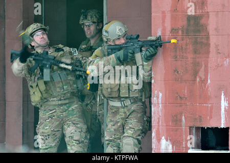 FORT DRUM, NY- membres du 274e Escadron d'opérations d'appui aérien (ASOS) de tendre vers l'objectif de formation au cours d'un exercice à Fort Drum, NY Le 14 mars 2015. Le s.. Weylin Schloss, gauche, lance une grenade fumigène pour aider son équipe de tir se manœuvre dissimulée dans la zone de danger alors que le Major Joshua Lang jette un tir de suppression sur l'ennemi. 30 aviateurs de la New York Air National Guard's 274e Escadron d'opérations d'appui aérien (OSS) ont participé à l'appui aérien rapproché (CAS) de la formation qui renforce leur capacité d'identifier une cible et neutraliser une menace. La 274ème mission est d'informer Banque D'Images