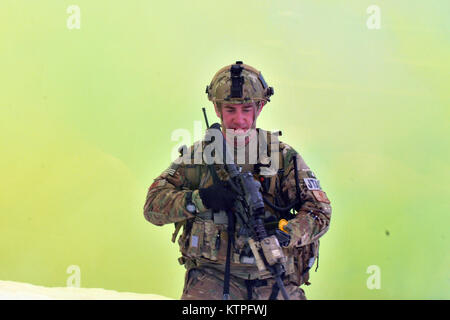 FORT DRUM, NY- Sgt Technique. Brandon Gilbert, un contrôleur de la finale de l'attaque conjointe (JTAC), traverse le danger de l'ennemi en utilisant des bombes de fumée de se déplacer plus clandestinement de son observation rally point (ORP) lors d'un exercice d'entraînement à Fort Drum, NY Le 14 mars 2015. 30 aviateurs de la New York Air National Guard's 274e Escadron d'opérations d'appui aérien (OSS) ont participé à l'appui aérien rapproché (CAS) de la formation qui renforce leur capacité d'identifier une cible et neutraliser une menace. La 274ème mission est de conseiller les commandants de l'Armée US sur la meilleure façon d'utiliser l'actif des Etats-Unis et de l'OTAN pour l'appui aérien rapproché. (New York Air Banque D'Images