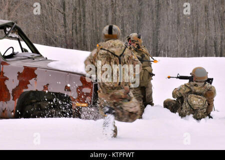 FORT DRUM, NY- membres du 274e Escadron d'opérations d'appui aérien (ASOS) péniblement à travers la neige rapidement pour traverser une zone de danger de l'ennemi lors d'un exercice d'entraînement à Fort Drum, NY Le 14 mars 2015. 30 aviateurs de la New York Air National Guard's 274e Escadron d'opérations d'appui aérien (OSS) ont participé à l'appui aérien rapproché (CAS) de la formation qui renforce leur capacité d'identifier une cible et neutraliser une menace. La 274ème mission est de conseiller les commandants de l'Armée US sur la meilleure façon d'utiliser l'actif des Etats-Unis et de l'OTAN pour l'appui aérien rapproché. (Garde nationale aérienne de New York photo par le Sgt. Eric Miller/libérés) Banque D'Images