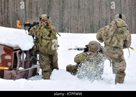 FORT DRUM, NY- membres du 274e Escadron d'opérations d'appui aérien (ASOS) péniblement à travers la neige rapidement pour traverser une zone de danger de l'ennemi tout en jetant un tir de suppression lors d'un exercice d'entraînement à Fort Drum, NY Le 14 mars 2015. 30 aviateurs de la New York Air National Guard's 274e Escadron d'opérations d'appui aérien (OSS) ont participé à l'appui aérien rapproché (CAS) de la formation qui renforce leur capacité d'identifier une cible et neutraliser une menace. La 274ème mission est de conseiller les commandants de l'Armée US sur la meilleure façon d'utiliser l'actif des Etats-Unis et de l'OTAN pour l'appui aérien rapproché. (Garde nationale aérienne de New York photo par Mast Banque D'Images