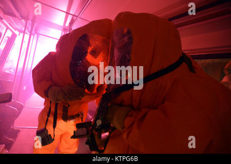 PERRY, GA - Le Sergent Dan Saldivar, Senior Airman Ken Church et le sergent Marjorie Hoover, tous les gestionnaires de situations d'urgence avec la 151e Escadre de ravitaillement en vol, tentative d'identifier de multiples contaminants radioactifs dans un train de voyageurs à l'échelle mondiale au cours d'un événement de formation de Dragon le 18 mars 2015. Tenue à la gardienne de la Géorgie, centres de déploiement mondial de la formation permet de Dragon d'un cours de perfectionnement pour les aviateurs, leur permettant de mettre leurs compétences à utiliser pour identifier les armes chimiques, biologiques, radiologiques et nucléaires et de matériaux. La gestion des urgences de la Garde nationale aérienne technicia Banque D'Images