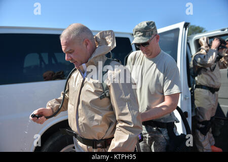 LAKEHURST, New Jersey- Master Sgt pour 106e de l'extracteur du groupe médical, aide à préparer ses collègues techniques extracteur Sgt. Travers d'une recherche et d'extraction au cours de la mission de la Force de réaction de l'Intérieure (FRS), le 18 avril 2015. Le FRH, avec plus de 600 personnes, a réalisé un exercice complet pour réponse à une substance chimique, biologique, radiologique ou nucléaire ici 15-19 avril. Le FRH trains pour extraire des victimes d'un incident CBRN et fournir à la décontamination et triage médical à l'appui des autorités civiles et des premiers intervenants. (New York Air National Guard/ Master Sergeant Banque D'Images