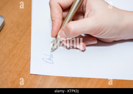 Image main de femme libre de tenir pen écrit l'ordre des mots sur feuille de papier Banque D'Images