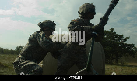 FORT DRUM, N.Y. - New York Deux soldats de la Garde nationale d'armée de la Compagnie A, 427e Bataillon de soutien de Brigade, se préparer à attacher une sangle-charge à un hélicoptère CH-47 Chinook à l'essai par les aviateurs de la société B, 3e bataillon du 126e, l'aviation, le 19 juillet 2015. Les soldats, une partie de la 27e sont IBCT à Fort Drum participant à un exercice de capacité d'entraînement au combat exportable dans la préparation de la rotation de la Brigade au Joint Readiness Training Center à Fort Polk, A.L. prévue pour 2016 (U.S. Photo de la Garde nationale par la CPS. Alexander Recteur/relâché). Banque D'Images