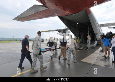 Les membres du 139e Escadron d'évacuation aéromédicale de la New York Air National Guard's 109th Airlift Wing, le 118e Groupe médical Texas Air National Guard et l'Albany New York les membres de l'Administration des anciens combattants transporter les patients à l'aide de la New York Civil Air Patrol de la zone de préparation à une tente LC-130 Hercules lors d'un exercice à la base de la Garde nationale aérienne de Stratton, Nouvelle-Écosse New York. (Garde nationale aérienne des États-Unis photo par le Sgt. Willie Gizara/libérés) Banque D'Images