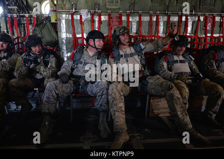 WESTHAMPTON BEACH, NY - Air National Guard Le sergent-chef James W. Hotaling prend une "une" avec selfies cavalier de sauveteurs-parachutistes du 103e Escadron de sauvetage peu avant de procéder à son dernier saut d'un avion militaire sur FS Gabreski ANG sur Septembre 2, 2015. Au cours de sa visite avec la 106e Escadre de sauvetage, Hotaling a rencontré des aviateurs junior et senior s'engage à discuter de leurs besoins et les problèmes qu'ils peuvent être confrontés. Hotaling est le onzième commandement en chef de la Garde nationale aérienne sergent-chef. Il représente le plus haut niveau de leadership et s'est chargé de matte Banque D'Images