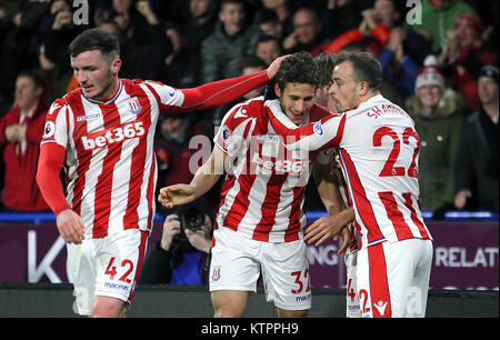 Stoke City's Ramadan Sobhi (centre) célèbre marquant son but premier du côté du jeu avec ses coéquipiers au cours de la Premier League match à la John Smith's Stadium, Huddersfield. Banque D'Images