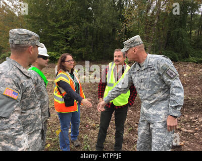 Le général Patrick Murphy ( à droite) le commandant de la Garde Nationale de New York accueille des représentants de la New York State Department of Environmental Conservation le Vendredi, Octobre 2, 2015 tout en visitant un chantier le long d'Esopus Creek près de Shandanken, N.Y. Les soldats de la 204e bataillon du génie ont été mobilisés à la direction de Gov. Andrew Cuomo pour aider les fonctionnaires déc chicots clairs et d'autres obstructions de l'eau qui pourrait avoir inondé et causé des dommages que l'état prêt pour un atterrissage potentiel de l'Ouragan Joaquin. ( U.S. Army National Guard photo prise par le Lieutenant-colonel Mark Frank/ Relea Banque D'Images