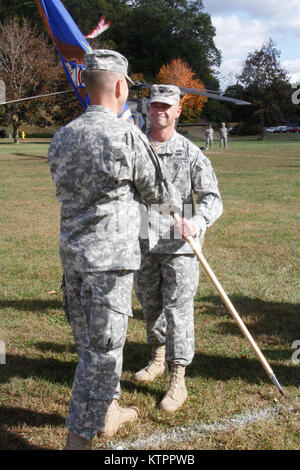 Le lieutenant-colonel Kevin Ferreira, le 3e Bataillon, 142e Bataillon d'hélicoptères d'assaut, le commandant reçoit le guidon à partir de la 42e Brigade d'aviation de combat, le colonel commandant James Jack pour représenter le authorigy Ferreira au cours de la 3-142ème cérémonie de passation de commandement au camp Smith Samedi, Octobre 17, 2015. (U.S. Photo de l'armée par le Sgt. Jonathan Monfilletto) Banque D'Images