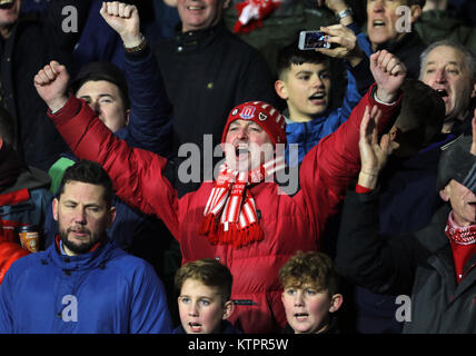 Stoke City fans dans les peuplements au cours de la Premier League match à la John Smith's Stadium, Huddersfield. ASSOCIATION DE PRESSE Photo. Photo date : mardi 26 décembre, 2017. Voir l'ACTIVITÉ DE SOCCER histoire Huddersfield. Crédit photo doit se lire : Richard Ventes/PA Wire. RESTRICTIONS : EDITORIAL N'utilisez que pas d'utilisation non autorisée avec l'audio, vidéo, données, listes de luminaire, club ou la Ligue de logos ou services 'live'. En ligne De-match utilisation limitée à 75 images, aucune émulation. Aucune utilisation de pari, de jeux ou d'un club ou la ligue/dvd publications. Banque D'Images